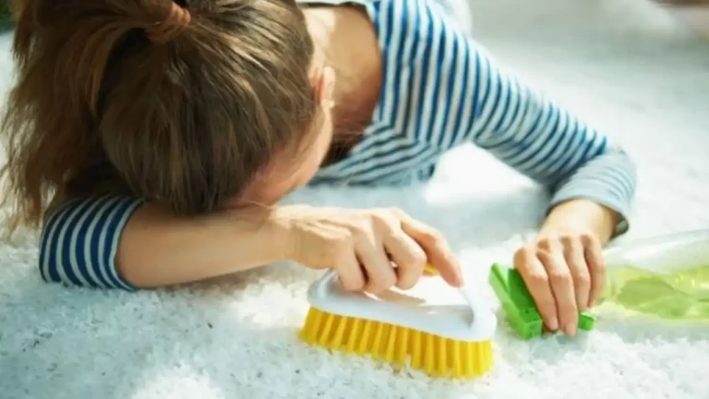 Nettoyant naturel pour tapis : 10 astuces pour un tapis propre et sain Vos tapis en ont vu de toutes les couleurs : poussière, poils d’animaux, taches tenaces… Et si votre solution de nettoyage faisait plus de mal que de bien ? De nombreux produits conventionnels contiennent des substances chimiques qui s’infiltrent dans les fibres et polluent l’air intérieur. Heureusement, il existe des alternatives naturelles, efficaces et sans danger pour votre santé et celle de votre famille. Dans cet article, nous avons réuni les meilleures recettes maison et solutions prêtes à l'emploi pour nettoyer vos tapis sans produits toxiques. Que vous soyez adepte du vinaigre blanc ou curieux de découvrir de nouvelles astuces, vous trouverez ici des conseils pratiques pour une moquette propre, fraîche et éclatante. Avant de vous lancer, une règle d’or : toujours tester votre nettoyant sur une petite zone discrète pour éviter toute mauvaise surprise ! Prêt à découvrir nos 10 méthodes naturelles ? C’est parti ! Nettoyant naturel pour tapis fait maison : des solutions simples et efficaces Pourquoi acheter des produits coûteux et remplis de substances chimiques quand vous pouvez fabriquer votre propre nettoyant naturel en quelques minutes ? Avec des ingrédients du quotidien comme le vinaigre blanc, le bicarbonate de soude ou encore les huiles essentielles, vous pouvez créer des solutions non toxiques qui redonnent éclat et fraîcheur à vos tapis. Découvrez nos recettes les plus simples et efficaces pour un nettoyage en profondeur, sans danger pour votre santé ni pour l’environnement ! 1/ Nettoyage à la vapeur : une solution simple et efficace Parfois, la solution la plus efficace est aussi la plus simple. L’eau, sous sa forme la plus pure, est un allié redoutable pour nettoyer vos tapis en profondeur, sans produits chimiques ni résidus toxiques. Grâce à la vapeur, vous pouvez désodoriser, assainir et redonner du gonflant aux fibres de votre moquette en un seul passage. Si vous ne possédez pas encore d’appareil à vapeur, investir dans un nettoyeur vapeur domestique peut transformer votre routine de nettoyage. Des modèles comme le Ladybug d’Advap utilisent de la vapeur sèche à haute température pour éliminer les acariens, détendre les fibres et rafraîchir vos tapis. Il suffit de passer une brosse équipée d’une serviette dans deux directions, comme avec un aspirateur, pour un résultat impeccable. Avec cette méthode, fini les produits agressifs : un simple jet de vapeur suffit à redonner vie à votre tapis ! 2/ Eau + Vinaigre + Sel : un trio gagnant pour un tapis impeccable Pourquoi utiliser des produits chimiques quand un simple mélange d’eau, de vinaigre et de sel peut faire des merveilles sur votre tapis ? Cette solution naturelle est non seulement efficace contre les taches, mais elle aide aussi à désodoriser et à rafraîchir. Comment préparer votre nettoyant maison ? 1️⃣Dans un grand flacon pulvérisateur, mélangez 2 volumes d’eau avec 1 volume de vinaigre blanc. 2️⃣Ajoutez une pincée de sel, qui agit comme fixateur pour capturer les particules de saleté. 3️⃣Pour une touche de fraîcheur, incorporez 10 gouttes d’huile essentielle par tasse d’eau. Optez pour des huiles claires comme la lavande, la menthe poivrée ou le citron vert, afin d’éviter toute décoloration du tapis. Application et mode d’emploi : Agitez bien le mélange, puis vaporisez généreusement sur la zone tachée ou sur l’ensemble du tapis. Laissez sécher complètement avant de passer l’aspirateur pour éliminer les résidus. Si vous n’avez pas de vaporisateur, pas de souci ! Trempez un chiffon propre dans la solution et tamponnez délicatement la tache. Petit rappel : ne frottez jamais, sous peine d’aggraver la tache au lieu de l’éliminer. nettoyer tapis naturellement